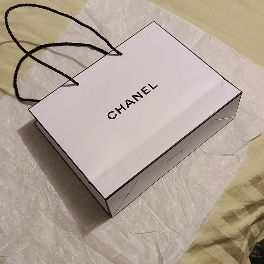 Chanel paper bag with tissue paper - Picture 1 of 6